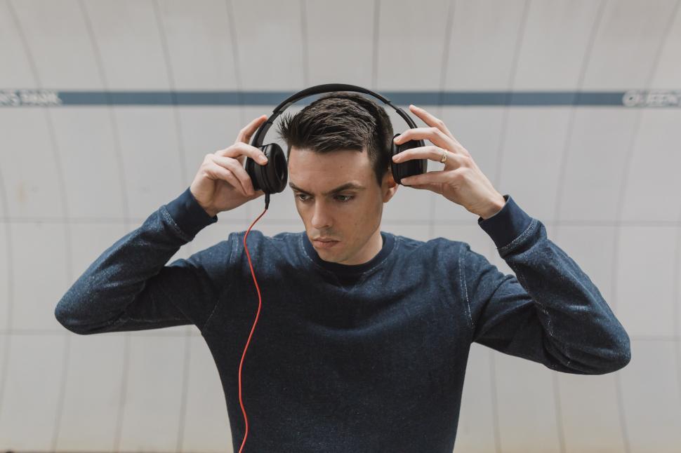 headphone desk accessories